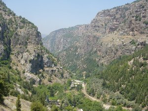 Святая Долина Каддиша в Ливанских горах, дававшая приют тысячам христианских монахов и отшельников