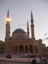 Мечеть, выстроенная на месте трагической гибели от рук террористов премьер-министра Ливана Харири, снято мной летом 2005 г.
