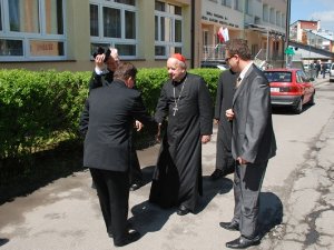 Визит польского кардинала Дзивиша в одну из школ. Фото с сайта: http://www.zskj.nowytarg.pl/aktualnosci,318.html